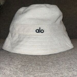 ALO YOGA Limited Edition Terry Beachside Bucket Hat